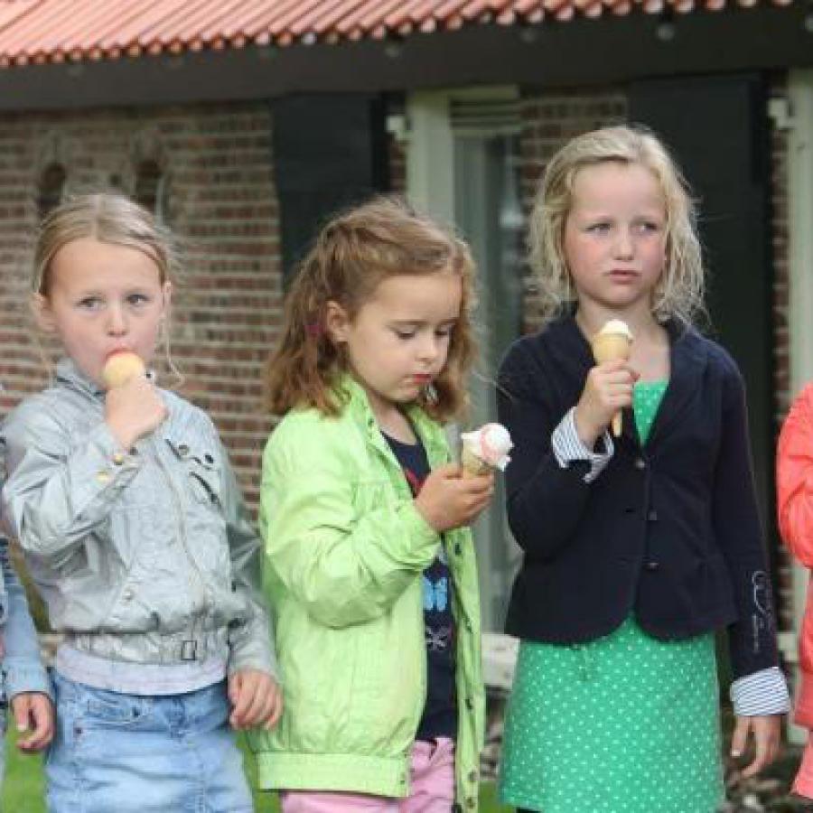 ijsjes voor de hele school deze foto's zijn gemaakt door Clemens Brughuis